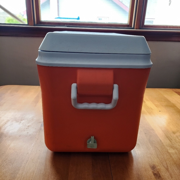 Standard size gatorade vintage rubbermaid cooler - Picture 3 of 7